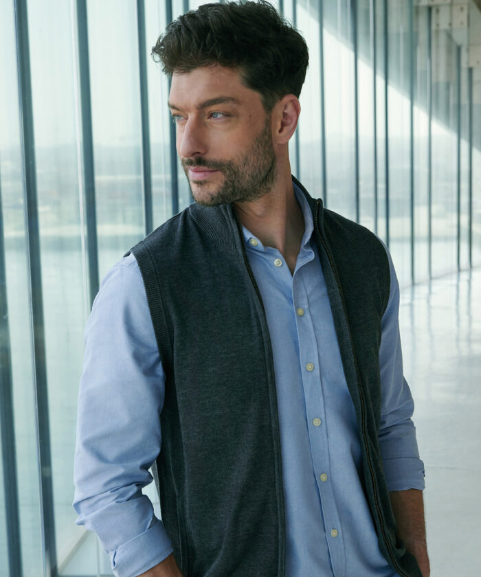 Sleeveless zip-through jumper