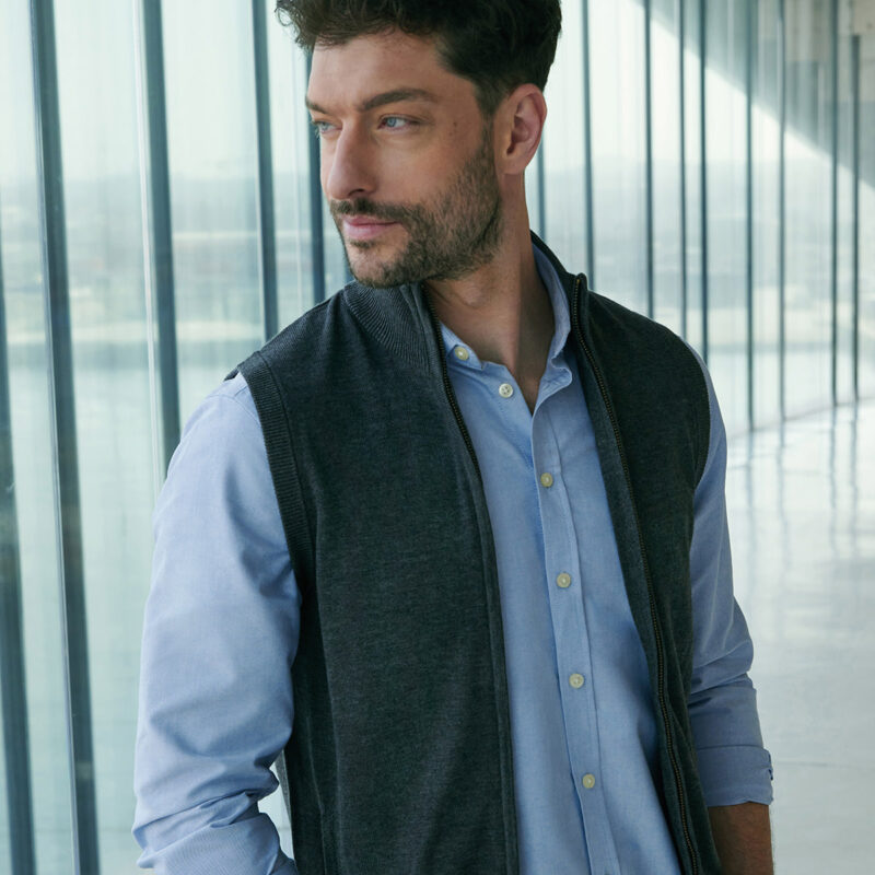 Sleeveless zip-through jumper