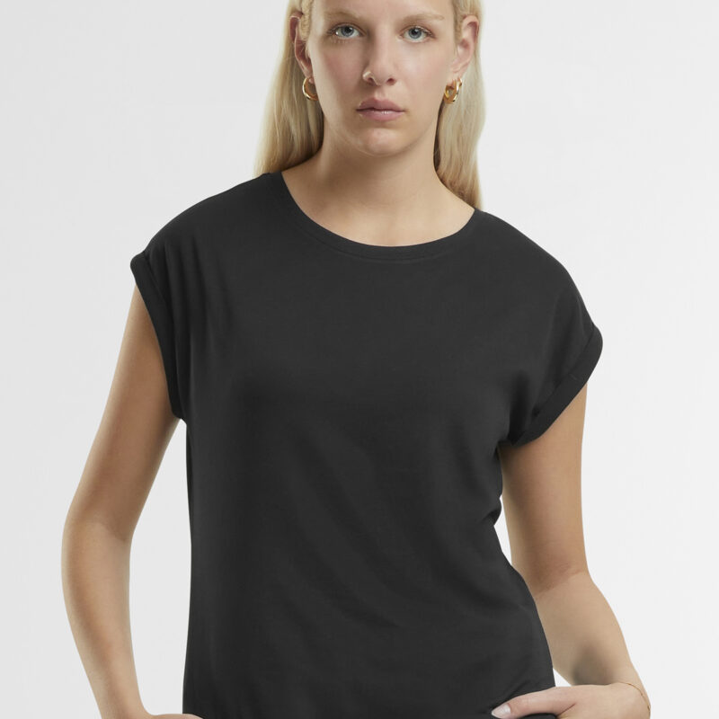 Women’s regular extended shoulder tee